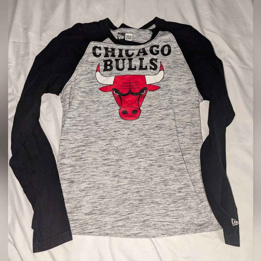 New Era Adult Small Chicago‎ Bulls Long Sleeve Logo Print Gray Graphic T-Shirt